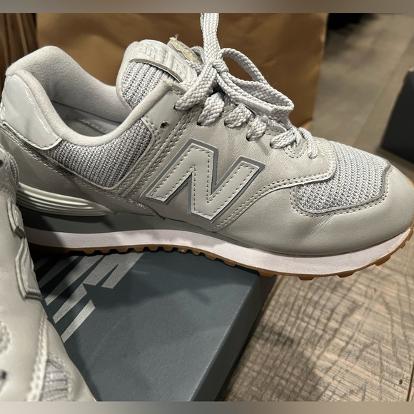 WMNS NEW BALANCE
574 LIFESTYLE METALLIC LEATHER SNEAKERS WOMAN GREY - Picture 7 of 14